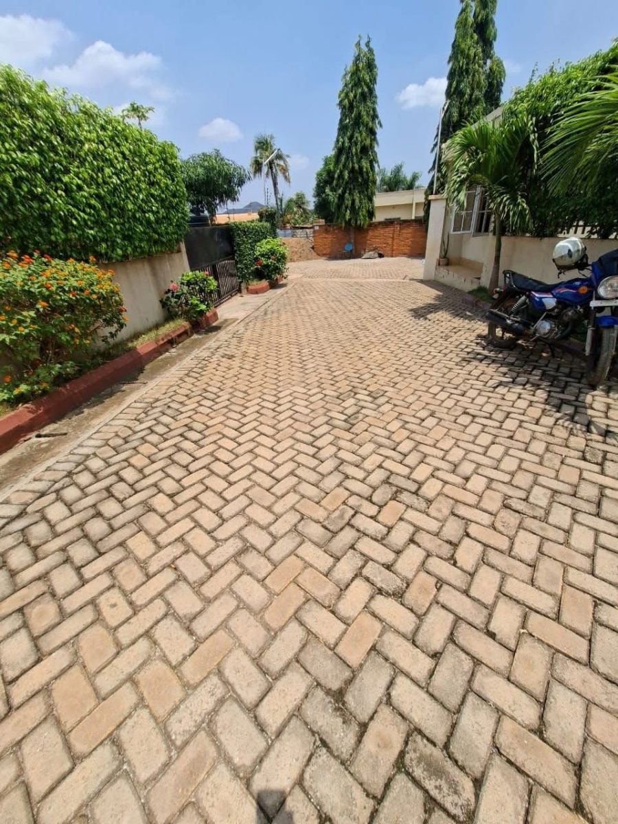 FOR SALE – MODERN 3 BEDROOM HOUSE