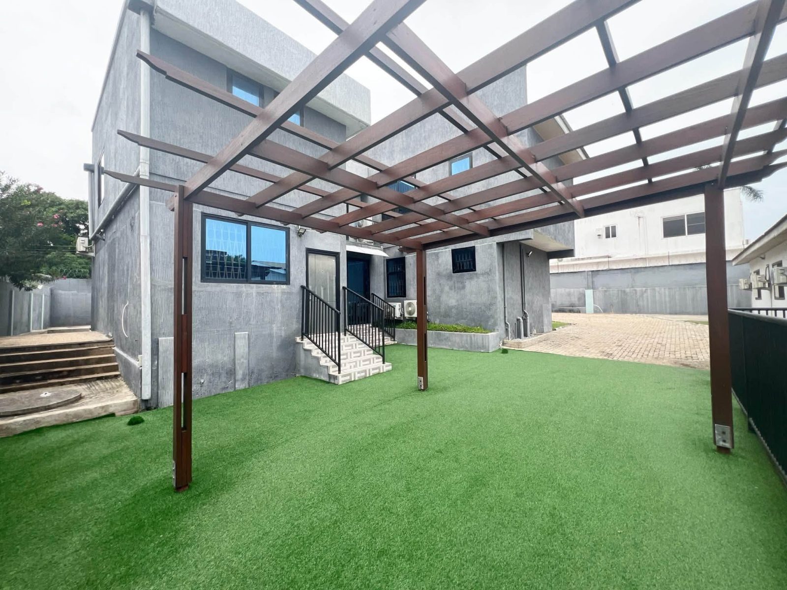 FOR RENT – Spacious 6-Bedroom House with 3-Bedroom Outhouse & Swimming Pool