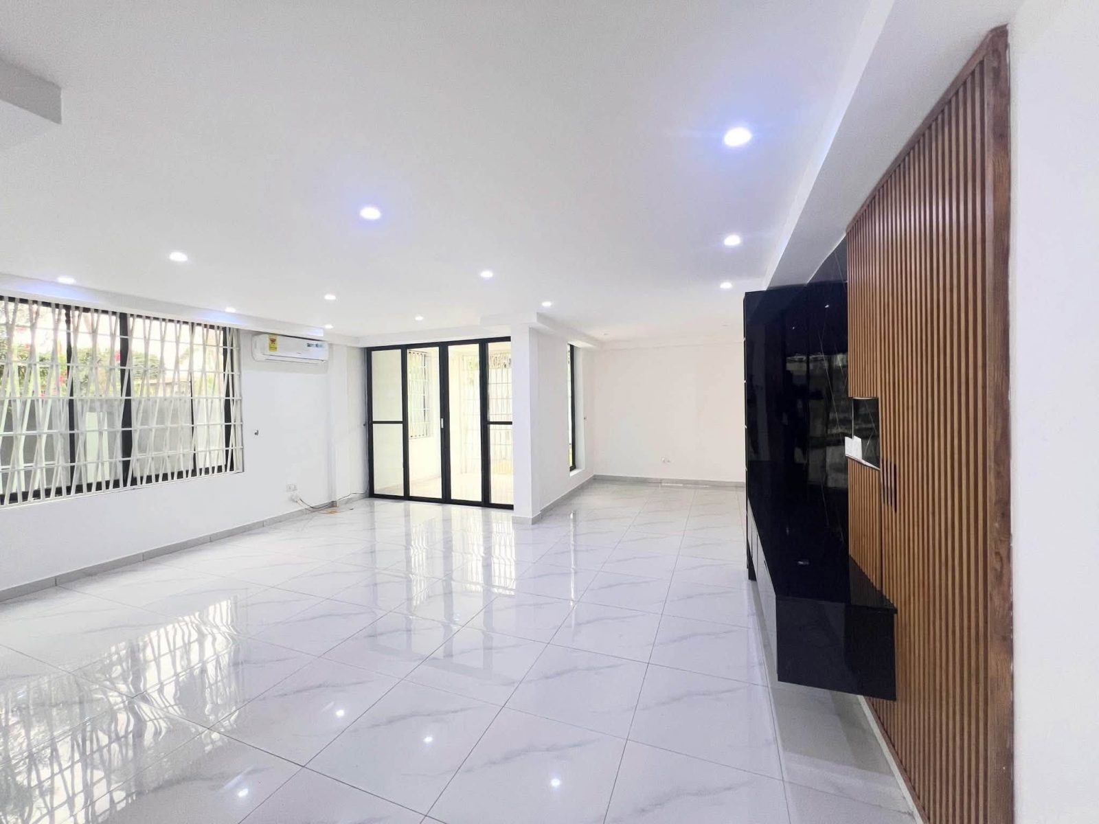 FOR RENT – Spacious 6-Bedroom House with 3-Bedroom Outhouse & Swimming Pool