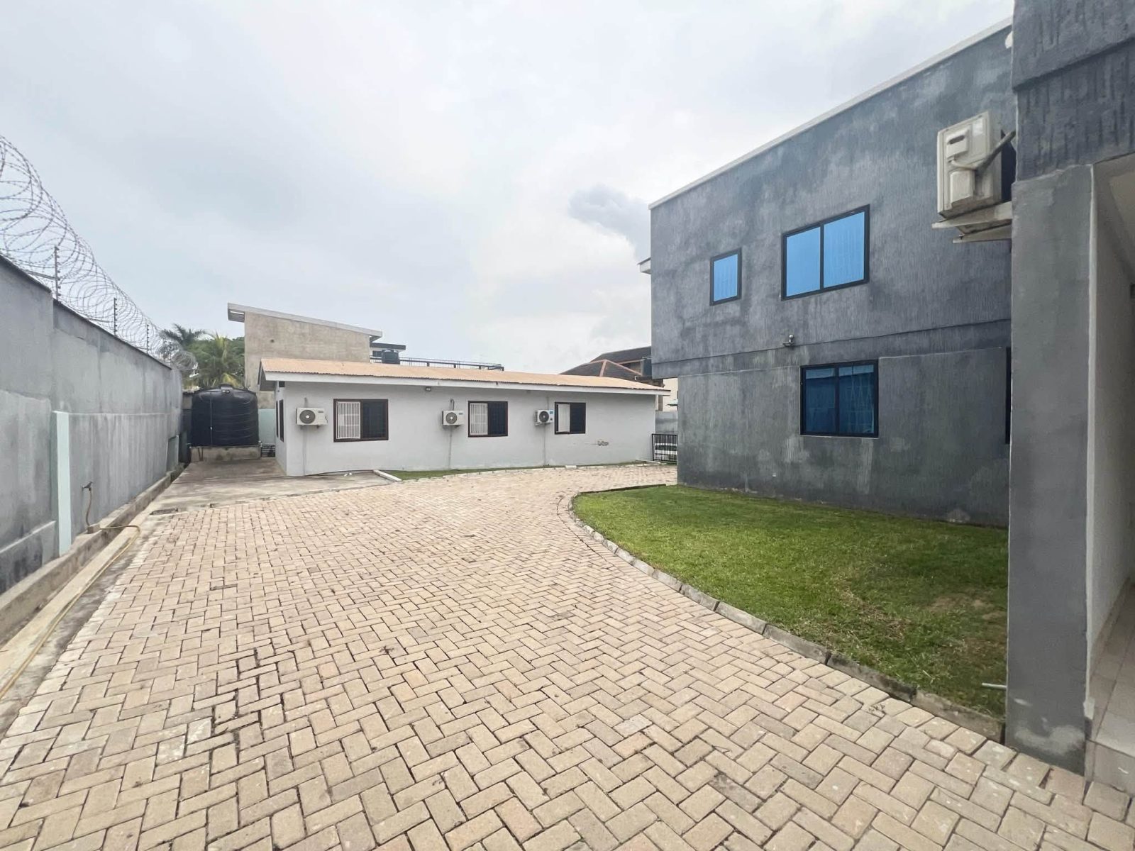FOR RENT – Spacious 6-Bedroom House with 3-Bedroom Outhouse & Swimming Pool